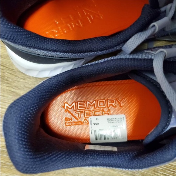 Comfy Reebok Memory Tech - Picture 3 of 4
